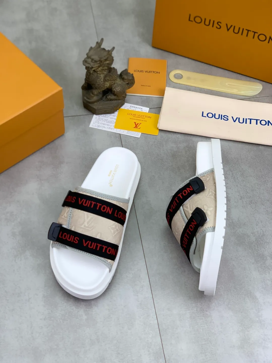 Men's shoes 💰P320💰【New style】🆘 Original quality 【LOUIS VUITTON】The popular Louis Vuitton LV men's slippers on the official website are on sale simultaneously! Original fabric imported from Italy, original factory special supply, code number: 38-44 (45 customized), many colors available